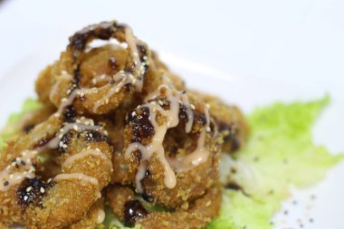 Kızarmış tavuk kanatları, yakın görüş.