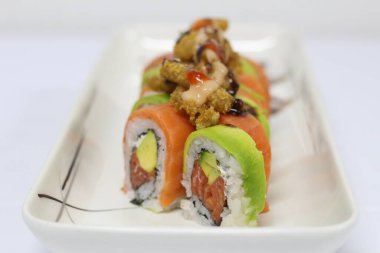 Somon ve yılan balıklı suşi rulosu.