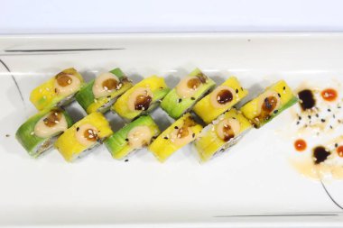 avokado ve somon suşi