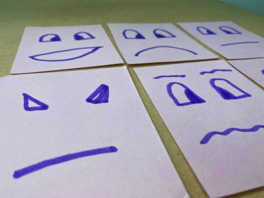 Üzgün yüz ve tahta tahtada gülümse..