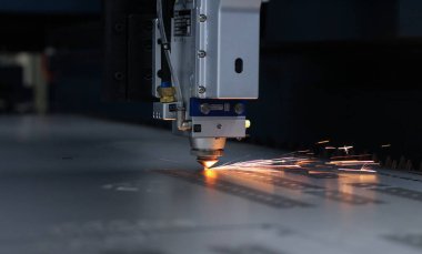 Fabrikada lazer kesme makinesi