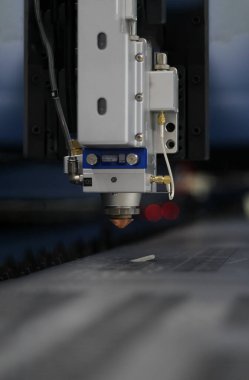 Robotik eli kontrol etmek için dijital tablet kullanan robot kol.