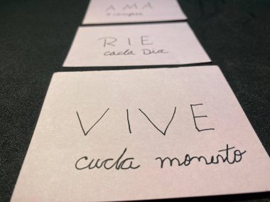 Masada beyaz bir etiket ile 