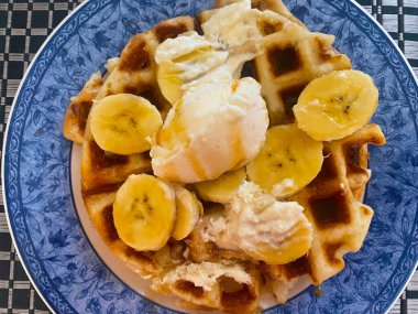 Muzlu ve kremalı Belçika waffle 'ı.