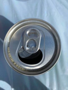 Bir sürü su damlası olan metal bir dokuyu kapat.