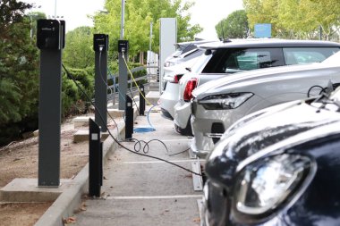 Elektrikli şarj istasyonundaki arabalar