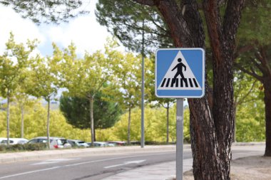 Yol üzerindeki trafik işareti