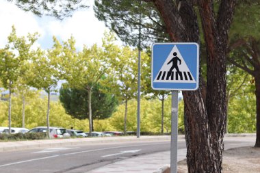 Yolda yaya geçidi tabelası. Caddedeki trafik levhası. trafik işaretleri.