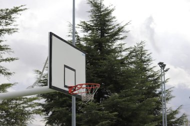 Şehir parkında ağlı basketbol sahası