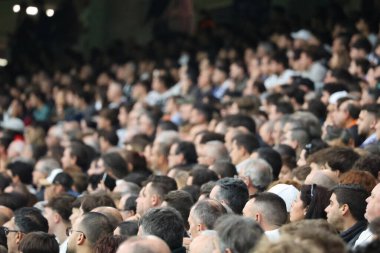 Konserdeki insanlar.