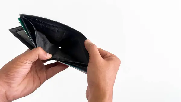 Asyalı adamın elleri beyaz arka planda boş cüzdan açıyor.