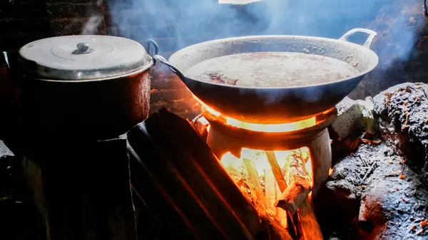 Konforlu bir ortamda geleneksel Endonezya mutfağı, odun pişirme, kültür mirası ve kırsal mutfak teknikleri sergileniyor.