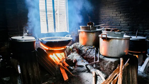 Endonezya mutfağında odun sobası ve büyük bir pencere bulunur. Geleneksel tasarımı otantik bir yemek pişirme deneyimi için doğal ışıklandırmayla harmanlarlar.