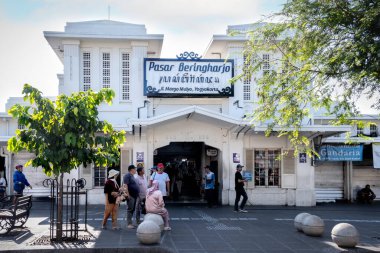 Yogyakarta, Endonezya - 12 Eylül 2024: Beringharjo Market 'in girişinde gülümseyen bir aile, Malioboro Yogyakarta
