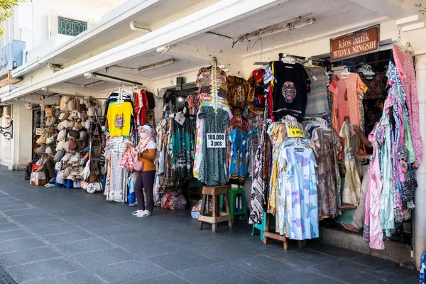 Yogyakarta, Endonezya - 12 Eylül 2024: Batik satıcısı Beringharjo Market, Malioboro, Yogyakarta.