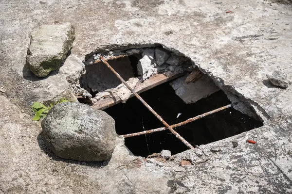 Yolun aşağısındaki kanalizasyon tünelini ortaya çıkaran büyük bir delik ciddi bir altyapı sorununu vurguluyor.