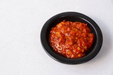 Sambal, Sambal Goreng gibi, yoğun, dumanlı bir tadı olan kızarmış acı biber sosudur. Yüksek Açı Görünümü