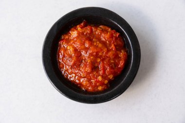 Sambal, Sambal Goreng gibi, yoğun, dumanlı bir tadı olan kızarmış acı biber sosudur. Üst Görünüm