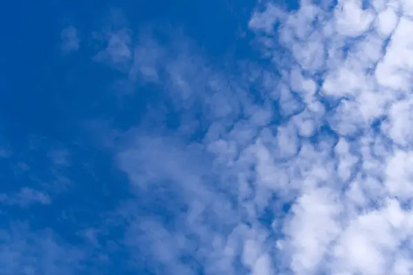 Yumuşak beyaz bulutlu açık mavi bir gökyüzü çarpıcı bir eğim oluşturuyor. Güneşli bir günde eğlenmek için nefes kesici doğal bir manzara.