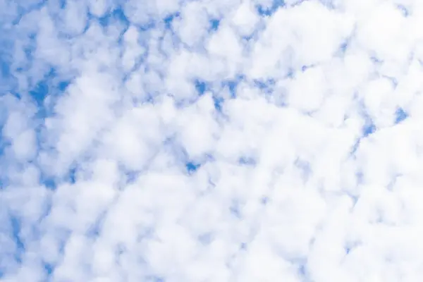 Güzel beyaz bulutlarla aydınlık bir sabah gökyüzü huzurlu ve ferahlatıcı bir atmosfer yaratıyor. Güne başlamak için mükemmel bir sahne..