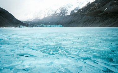 Arka planda Hooker Buzulu Terminali olan Donmuş Hooker Gölü Buzu - Canterbury, Yeni Zelanda Güney Adası - Cook Dağı yakınlarındaki Aoraki Dağı - vadi yürüyüşü, manzara fotoğrafçılığı