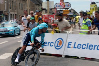 Gevrey-Chambertin, Fransa 5 Temmuz 2024. Astana Kazakistan Takımı 'ndan Mark Cavendish 2024 Fransa Bisiklet Turu' nun yedinci aşamasındaki bireysel zaman denemesinde Gevrey-Chambertin 'e girdi.