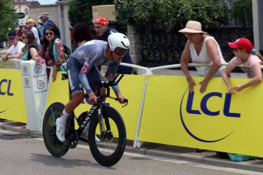 Gevrey-Chambertin, Fransa 5 Temmuz 2024. Alpecin-Deceuninck 'ten Silvan Dillier 2024 Fransa Bisiklet Turu' nun yedinci aşamasındaki bireysel zaman denemesinde Gevrey-Chambertin 'e giriyor.