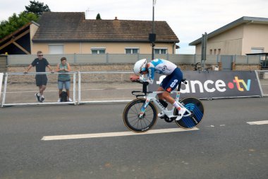 Gevrey-Chambertin, Fransa 5 Temmuz 2024. DSM Firmenich PostNL takımından Romain Bardet 2024 Fransa Bisiklet Turu 'nun yedinci aşamasında Gevrey-Chambertin' e girdi.