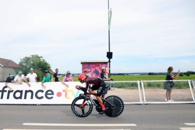 Gevrey-Chambertin, Fransa 5 Temmuz 2024. Ineos Grenadiers 'den Tom Pidcock 2024 Fransa Bisiklet Turu' nun yedinci aşamasında zaman denemesine katılıyor.
