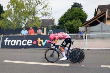 Gevrey-Chambertin, Fransa 5 Temmuz 2024. EF Education Easypost 'tan Ben Healy, Fransa Bisiklet Turu' nun yedinci aşamasındaki bireysel zaman denemesinde Gevrey-Chambertin 'e biniyor.