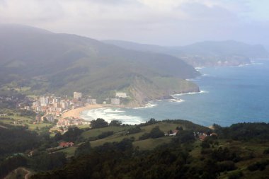 İspanya 'nın Bask Bölgesi' nin Biscay ilindeki Bakio kasabası ve sahil manzarası.
