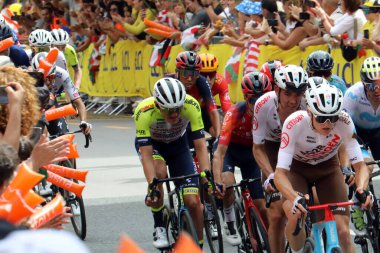 AG2R 'den Ben OConnor, Bilbao' da düzenlenen 2023 Fransa Turu 'nun ilk etabında takım arkadaşını takip ediyor.