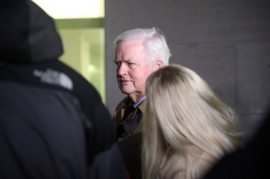 Londra, İngiltere 3 Kasım 2023. Bob Stewart milletvekili, Bahraini Sayed Alwadaei 'yi ırkçı istismardan suçlu bulunduktan sonra Westminster Sulh Mahkemesi' nden ayrıldı.