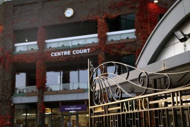 Wimbledon, İngiltere 17 Kasım 2023. Wimbledon Center Court 'a doğru bakın, ön planda tüm İngiltere Bahçe Tenis Kulübü' nün kapıları var.