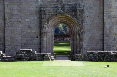 Yorkshire, İngiltere 13 Eylül 2022. Mahvolmuş Fountains Abbey Kilisesi 'nin içi.
