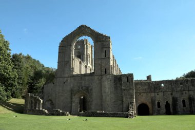Yorkshire, İngiltere 13 Eylül 2022. Ripon yakınlarındaki bir manastır olan Fountains Abbey harabeleri.