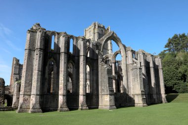 Yorkshire, İngiltere 13 Eylül 2022. Ripon yakınlarındaki bir manastır olan Fountains Abbey harabeleri.
