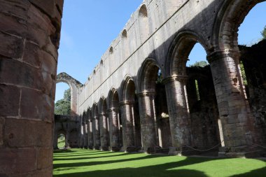 Yorkshire, İngiltere 13 Eylül 2022. Harap olmuş Fountains Abbey Kilisesi 'nin içinde.