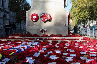 Londra, İngiltere 16 Kasım 2022. Londra, Whitehall 'daki Cenotaph Anıtı' na çelenkler bırakıldı.