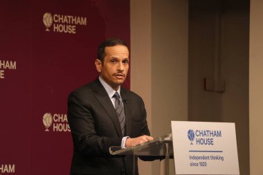 Londra İngiltere - 17 Şubat 2022. Katar Dışişleri Bakanı Şeyh Muhammed Bin Abdülrahman Al-Thani Chatham Evi 'nde konuşuyor.