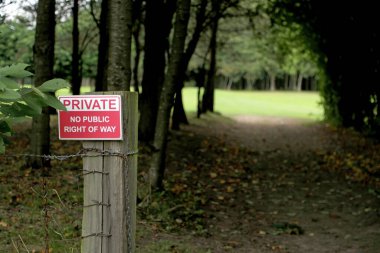 Kuzey Yorkshire, İngiltere 23 Eylül 2021. Halka açık bir yol olmadığına dair uyarı işareti