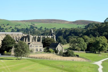 Kuzey Yorkshire, İngiltere 20 Eylül 2021. Bolton Manastırı harabelerinin manzarası