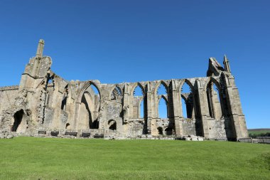 Kuzey Yorkshire, İngiltere 20 Eylül 2021. Bolton Manastırı harabelerinin manzarası