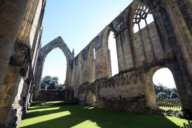 Kuzey Yorkshire, İngiltere 20 Eylül 2021. Bolton Manastırı harabelerinin manzarası