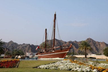 Muscat / Umman 11 Şubat 2020. Sohar Dhow 'un bir kopyası, Omani başkenti Muscat' taki Al Bustan kavşağında sergileniyor.