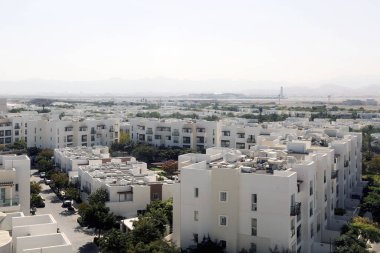 Muscat / Umman 13 Şubat 2020. Muscat 'taki Al Mouj (Dalga) gayrımenkul gelişimine bakın, arkada Muscat Uluslararası havalimanı var.