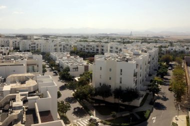 Muscat / Umman 13 Şubat 2020. Muscat 'taki Al Mouj (Dalga) gayrımenkul gelişimine bakın, arkada Muscat Uluslararası havalimanı var.