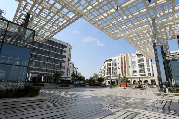 Muscat / Umman 11 Şubat 2020. Umman 'ın başkenti Muscat' ın El Mouj (Dalga) bölgesindeki Al Marsa Plaza manzarası
