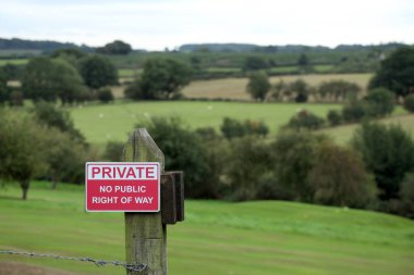 Kuzey Yorkshire, İngiltere 23 Eylül 2021. Halka açık bir yol olmadığına dair uyarı işareti