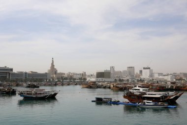 Doha / Katar 18 Şubat 2020. Geleneksel dhows Doha corniche tarafından demirlenmiş